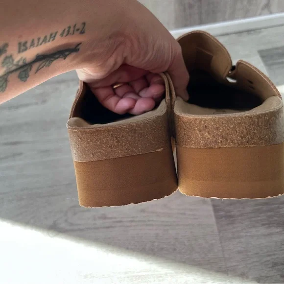 Cushionaire Platform Clogs Women’s 9 Camel Footbed Neutral Minimalist Fall New - Picture 9 of 10